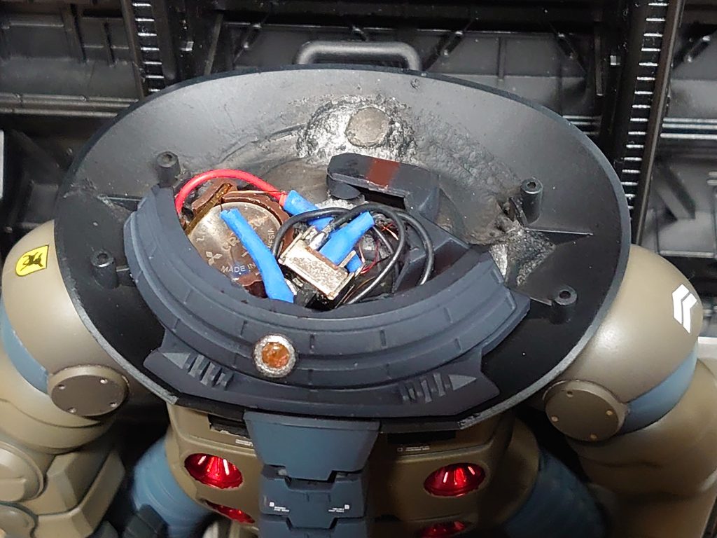 モノアイ電飾電源スイッチは頭部にすべて格納。磁石で固定するパかっとシステムです