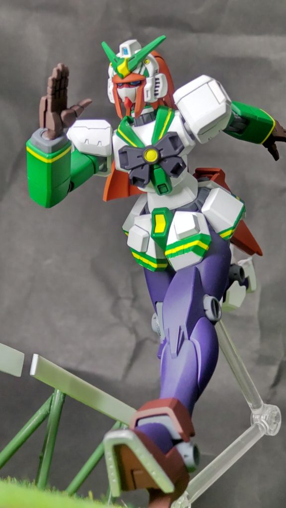 走行ポーズ。タマモクロスボーンの時に作った埒やスタンドと併せています。手足の長いノーベルガンダムは走る姿が似合います。