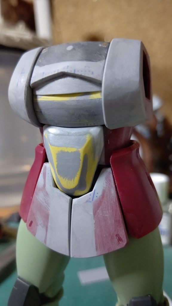 本体はこの腰アーマーを落としこんで作れるかが問題でした。インナーフレームをバッサリ切って、ボールジョイントも内側に落としこんでます。