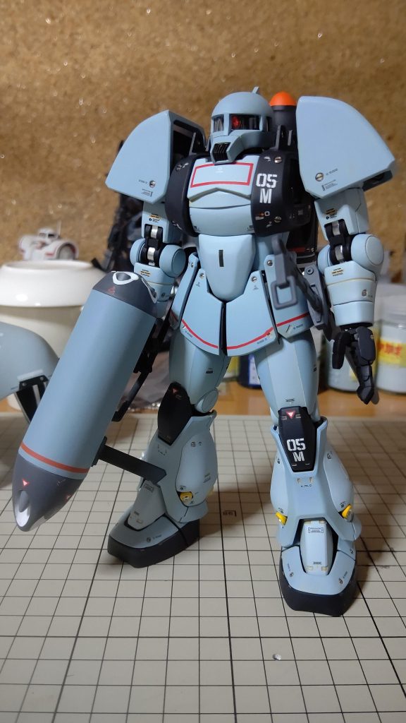 全体図です。かぶりものがないとなんとかかっこよく見えます。本体はそれほど苦労しなかったです。ただ、サブロックガンの設定がないのと、後ろの設定画がなくて、そちらは想像です。わざと前回より大きめに作って、開発の過程で小型化していった感が伝われば、と念を送りました。