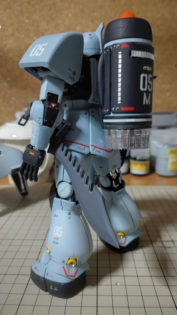 後ろからです。バックパックのハイドロジェットエンジンは、上側のインテークから海水を取り込んで、ジェットエンジンで推進力にして吐き出す、と想像です。バックパックのパーツは、戦闘機のジェットエンジンを使いました。ヒートナイフはオリジナルです。サバゲー用のナイフの画像見ながらなんと無く作りました。