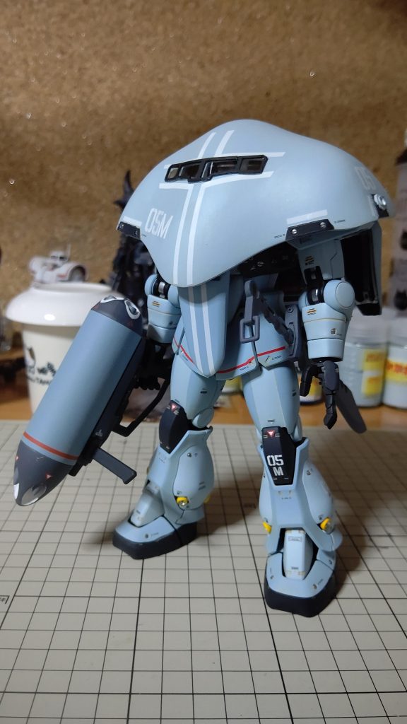 で、これが一番問題だった、水中潜航時に装着するかぶりものです。最初、骨組みを作って、エポパテを1ミリ厚にのして、曲面を作ろうとしましたが、接着が瞬間接着パテしかなく、骨組みに追従もさせにくかったです。ごまかしながらなんとか作りましたが、自分的にはいまいちでした。