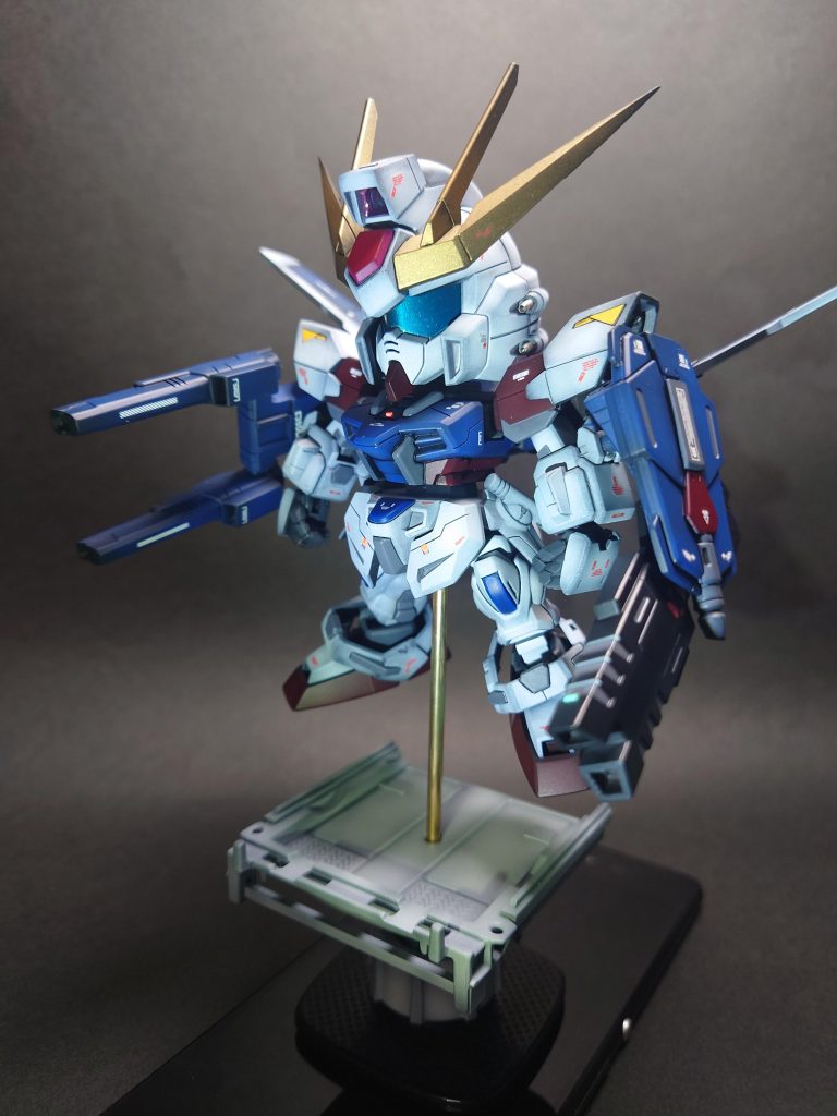 頭のセンサー箇所とバルカンを弄って、腰のアーマーを分割して可動式にしました