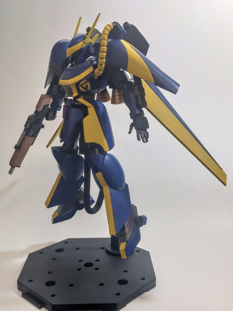 斜め前。左肩のチューブはジオン系キットから粒粒を拝借して芯は銅線にしてます。バックパックのAMBACスタビライザーはプラ版から新造。マッフ仕様じゃないのでデザイン的にココは肝かと思います。ライフルはそれっぽいモノを素材に新造。