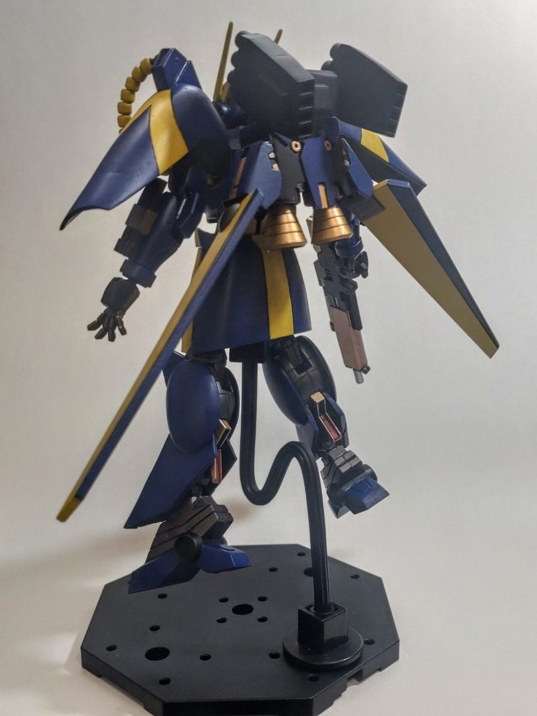 斜め後ろ。バックパックは30MMのパーツを軸にファルゲン本キットとミキシング。設定上、高機動機体のクセにスラスターが貧弱(笑)だったので大きくしました。元々のイモジャのふくらはぎのスラスターも活かしてます。