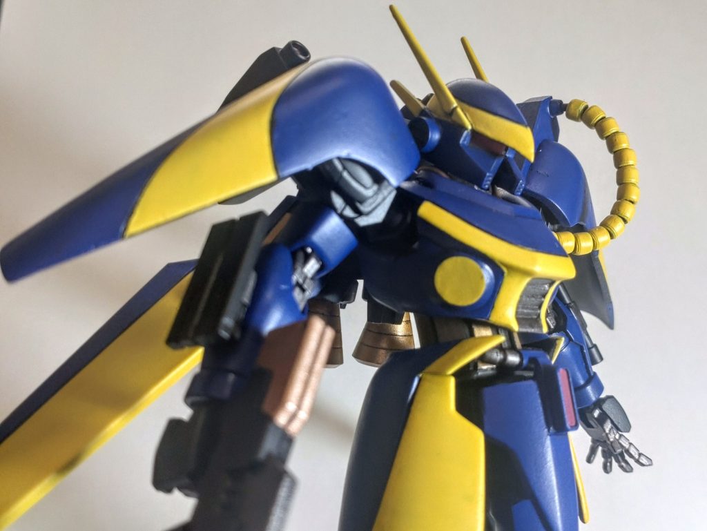 腰回りは設定だと軟質素材で柔軟に変形するようですが、私の技術力では無理なので可動式に仕様変更しました。