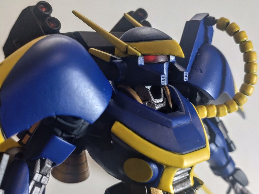 頭部ひさしを「バリ」させつつ、顔の部分は一度全て削り落として新造しました。