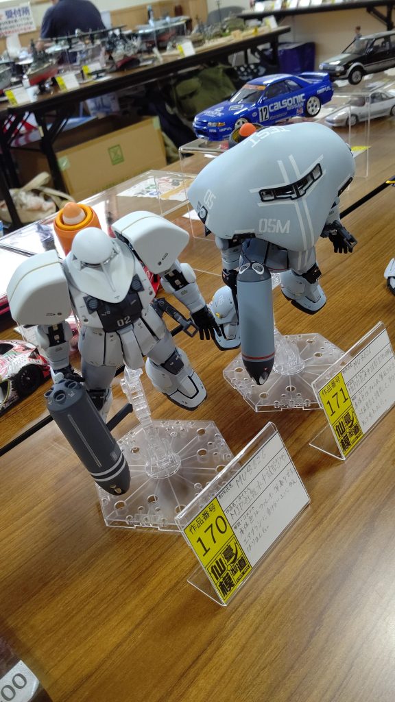 これは、仙臺模型道様の、仙台市榴岡天満宮で行われた模型展示会に出品させて頂いた時の写真です。春に女川で、仙臺模型道、東北電力主催であった「女川プラモ作戦」に参加してから、つい勢いで私も仙臺模型道さんの会員にしてもらいました。定期的な活動もしたいですが、一番お世話になっているボークス仙台SRさんでのファレホペイントコンテストや、米沢の模型店のコントラポストさん、あと、来年のオラザク選手権か、GBWC2025にも参加したいので、なかなか全て手が回りませんが、元気なうちに頑張っていきたいと思います。仙臺模型道のスタッフ様一同、会長様、ご挨拶する度胸がなくて一般人に紛れていたの、申し訳ありませんでした。次に参加する時はMU8626です!と胸を張ってご挨拶します。参加させて頂き、ありがとうございました!