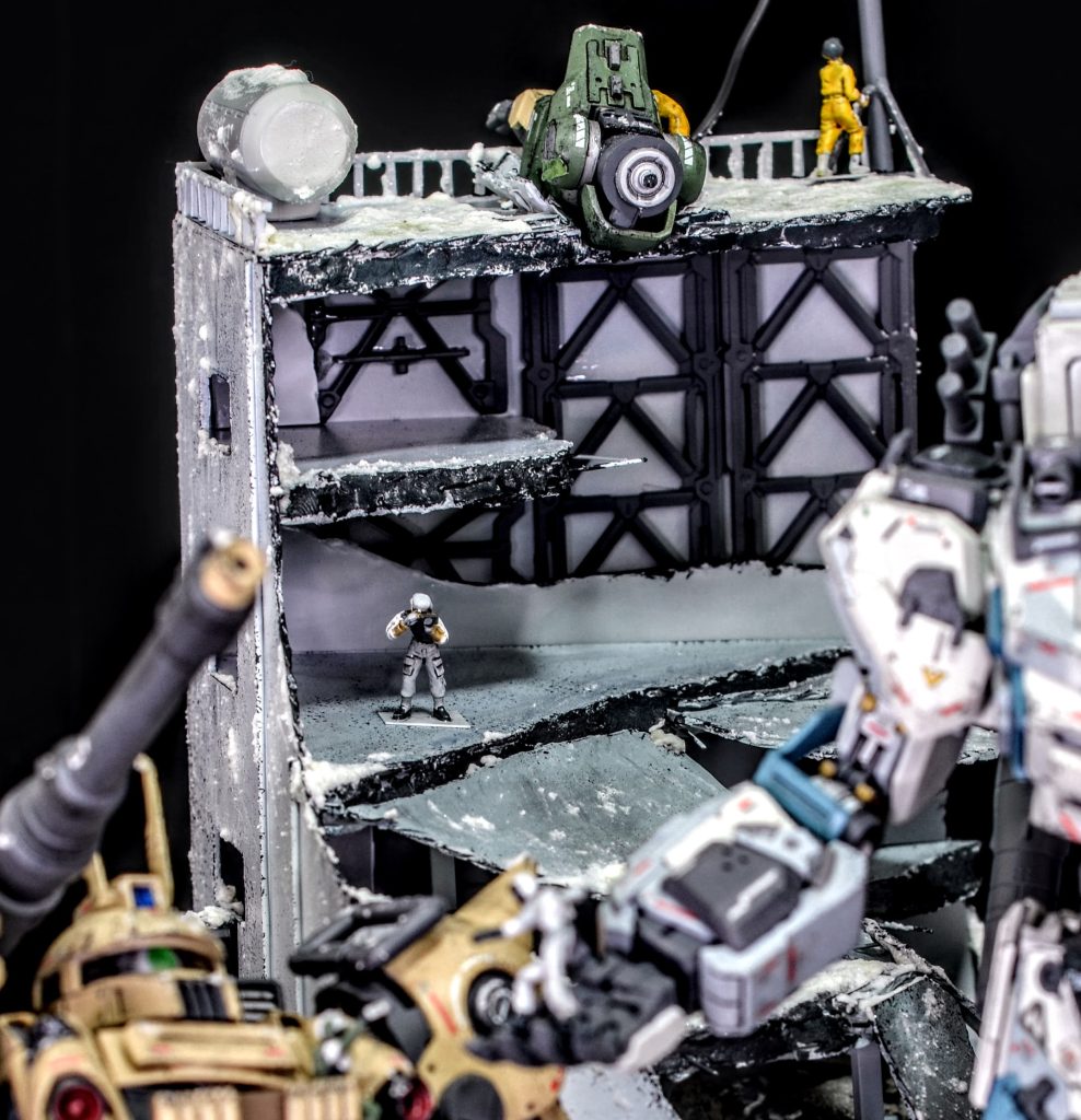 中層階には戦場カメラマンが助け合う兵士達の写真を撮っています彼はこの写真で賞をとりました