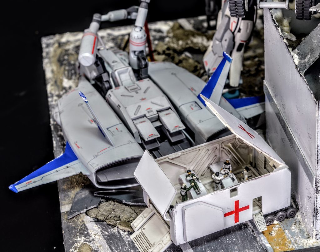 ジェットコアブースターⅢに積載されていた医療用コンテナ内では負傷した連邦兵と残党兵が治療を受けています