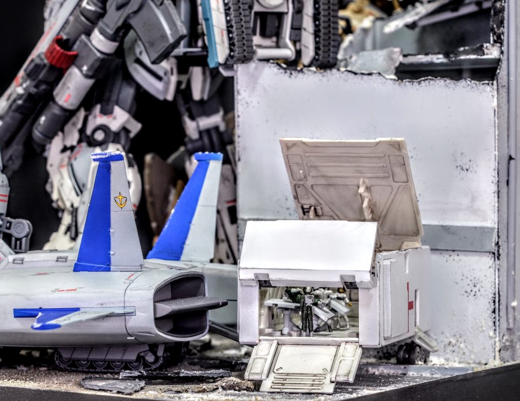 医療用コンテナは陸戦型ガンダムのもので、こういう使い方もできるのではないかと思い形にしてみました中には兵士のほか軍医と看護師が治療にあたっています