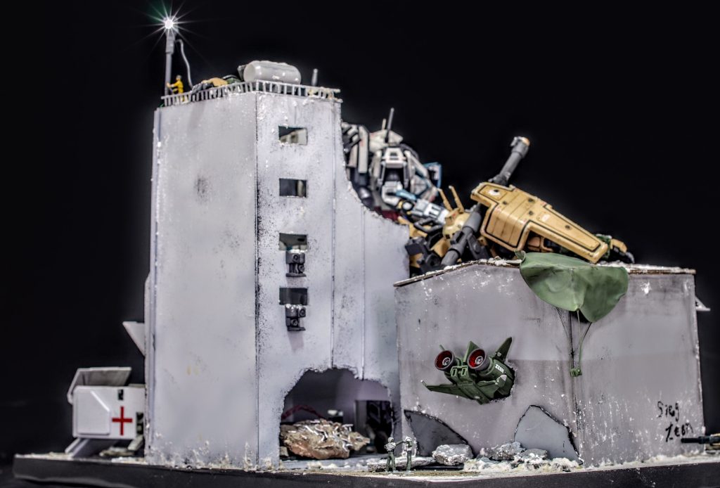 崩壊した建物にうっすら雪が積もっています