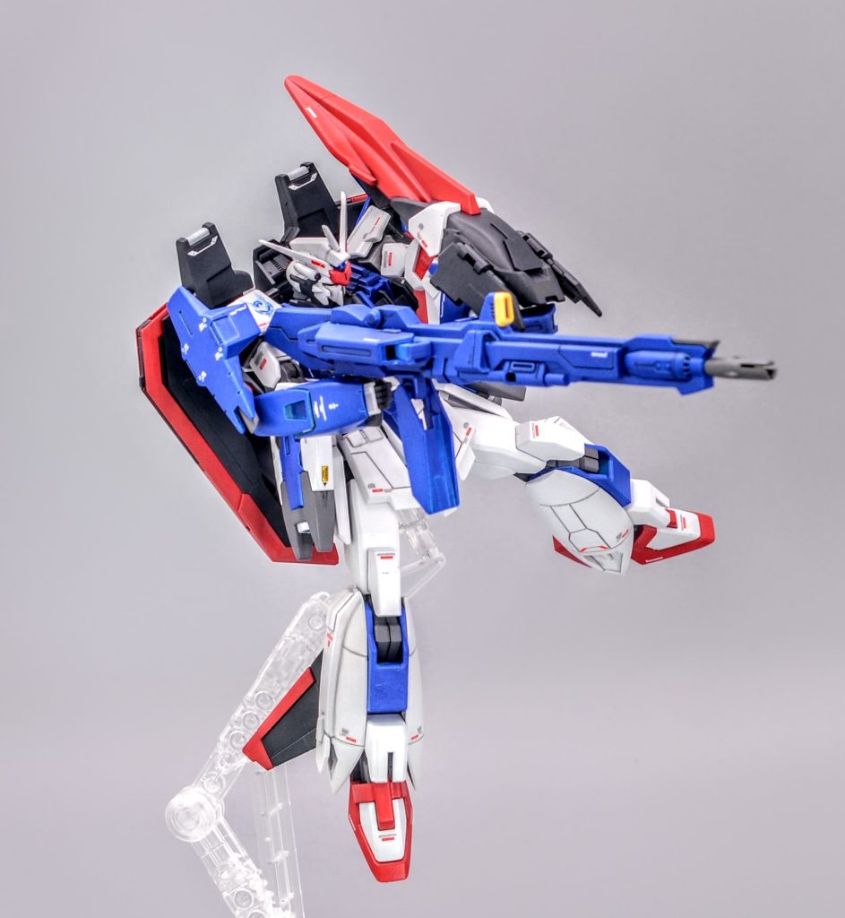 メインウェポンのアグニはライフルよりも大型で高火力ですが新型バッテリーの性能で連射と長時間運用ができる設定です