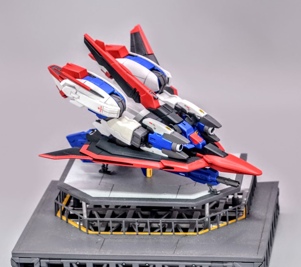 母艦のエレベーター上に駐機しているイメージです