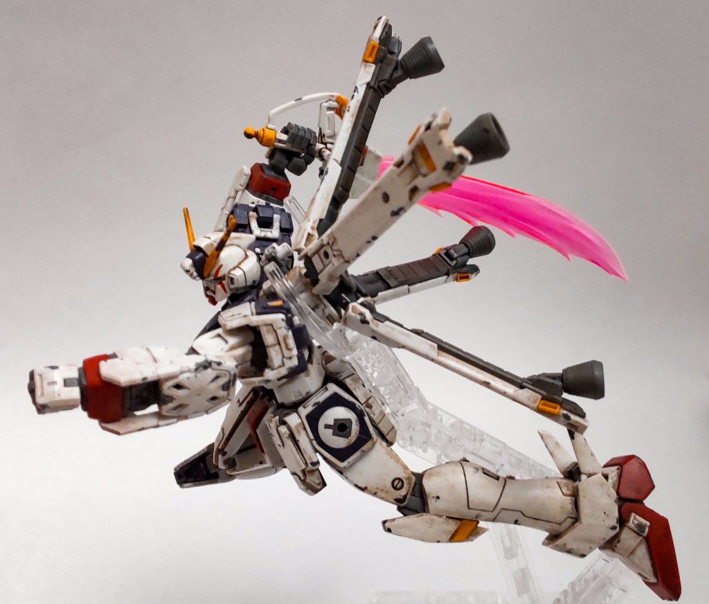 やり方はかんたん。素組みにツヤ消しを吹いてダークグレーをスポンジで角にぽんぽん、あとはウェザリングカラーで茶色い塊をつくってうすめ液でなんかいい感じにするだけです。