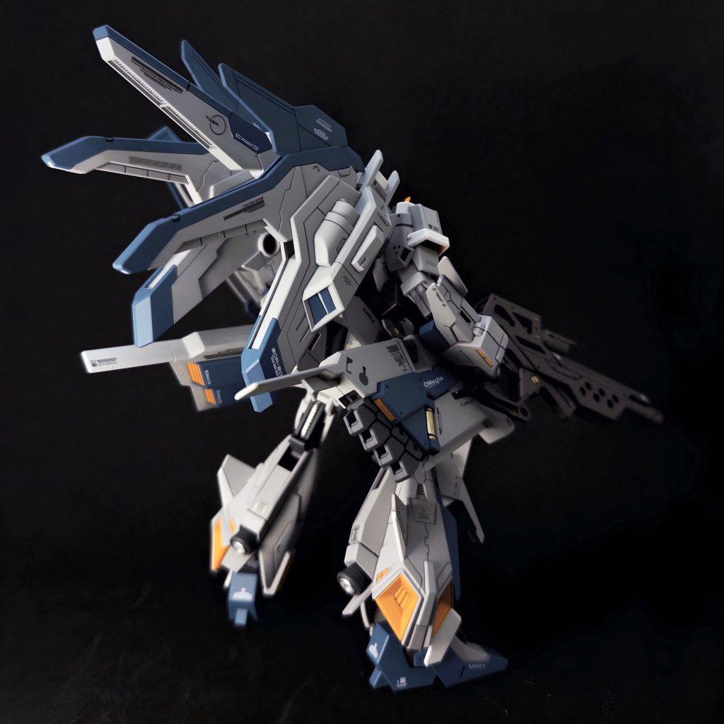 腰アーマーの後ろ側からフルドドの接続パーツを生やしてクロー/ウィングユニットを取り付けました。大型のスカートアーマーっぽくもあり、今作の肝ですね。背中はフライングアーマーを縦に取り付けて、ウィングバインダー状態にしています。羽と腰ユニットとの干渉を避けつつゼータプラスやウェイブシューターの様にも見えて気に入ってます!