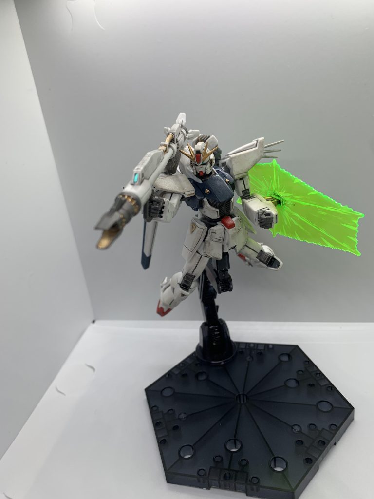 ランチャーを構えて、肩に担がせるのも大変です。