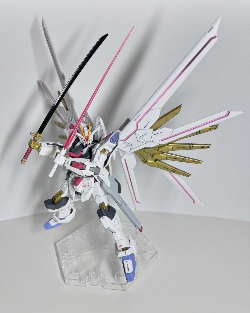 しかしポーズ決めるの難しい。そしてプラモの写真を撮ると、カメラが欲しくなりますねぇ(´Д` )。画像はやも得ずiPhoneで撮っています。