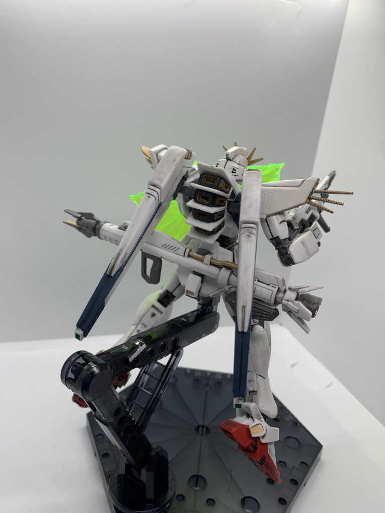 背面から、肩のF91のマーキングは劇中で最終出撃時はほぼ描かれていなかったので削るつもりでしたがキットの特性でひっくり返せしてもイケると気づいたので、後にマーキング有りにしたくなっても良いように背面側に持ってきてます。