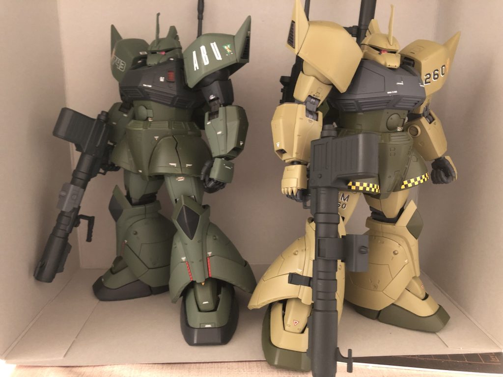 以前のア・バオア・クー防衛隊ゲルググとツーショット!スタビライザーアンテナバージョンです。