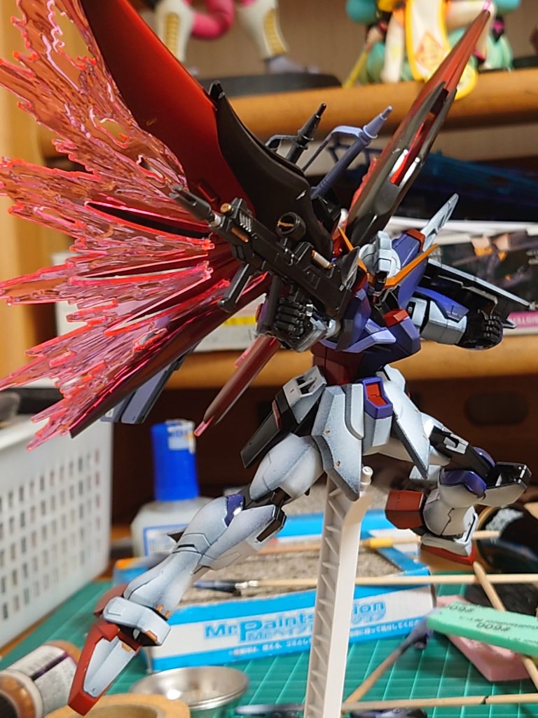 光の翼+ビームライフルで。種撃ちポーズ本当にカッコよく決まりすぎてて感動します。バックパックのハッタリが効く感じ、大好きです。