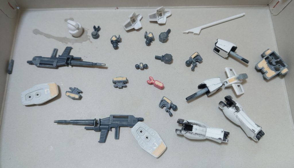 合わせ目消しと肉抜き穴埋めの様子。合わせ目消し(後ハメ加工含む)は頭部、脛、ビームラーライフルに実施。ただ、今回も合わせ目が上手く消えず、そろそろ本格的に方法や使う道具、接着剤を見直そうかと検討中。頭部は合わせ目消しと併せ、フェイスの位置を調整しました。肉抜き穴埋めは首関節裏、腰アーマー後ろ側、股関節、膝関節、膝パッド裏、足首関節、足の裏、バックパック裏、ビームラーライフルのセンサー裏、ビームラーナギナタのグリップに実施しました。■塗装レシピ黒①∶黒サフ→ファントムグレー→つや消し黒②:黒サフ→メタリックブラック→光沢オレンジ:黒サフ→シルバーリーフ→メタリックオレンジ→光沢金:黒サフ→ゴールド→光沢銀:黒サフ→シルバーリーフ→光沢関節類グレー:黒サフ→ブライトガンメタル→つや消しバズーカグレー:黒サフ→ガンメタル→つや消しビーム刃エフェクト:根元にベースホワイト→先端側にメタリックレッド→全体に蛍光ピンクツインアイ:黒サフ→ガンダムマーカー・光の翼ホロブルー→光沢頭部センサー:市販のシール素材を使用その他墨入れ・部分塗装:ガンダムマーカー各種、金マーカー