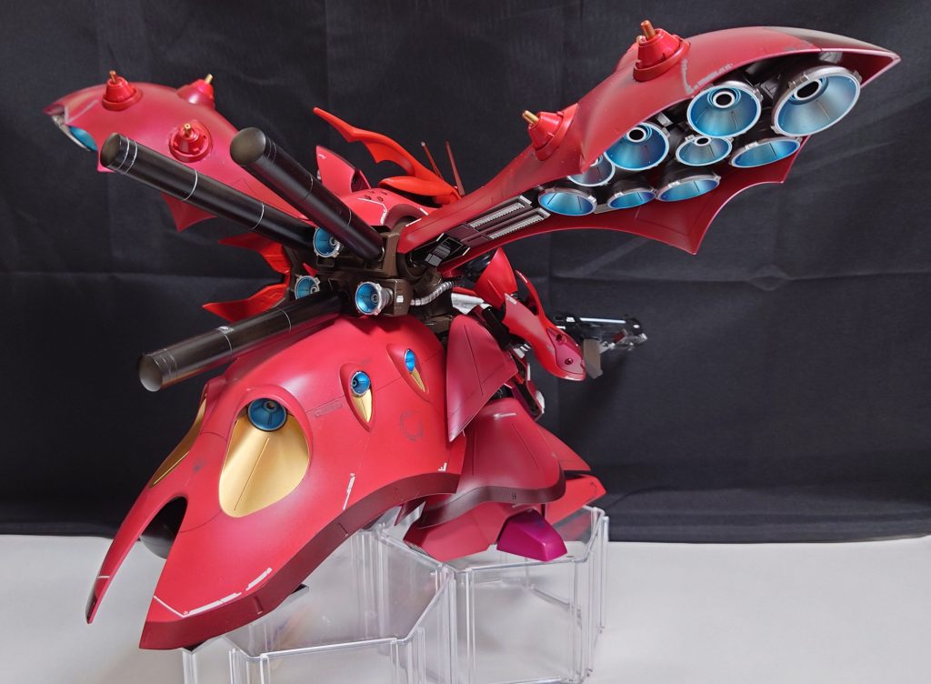 RGの横に並ばせるにはHGということもあり各表面の情報量が乏しくどうしたものかなぁと悩みました曲面への筋彫りを追加する為にディバイダー(両針コンパス)を使用、ただでさえ苦手な筋彫りに初めて使う道具での作業だったのでまぁガタガタにはみ出しました😱脚部とリアスカート端部の振り分け際が該当箇所になります