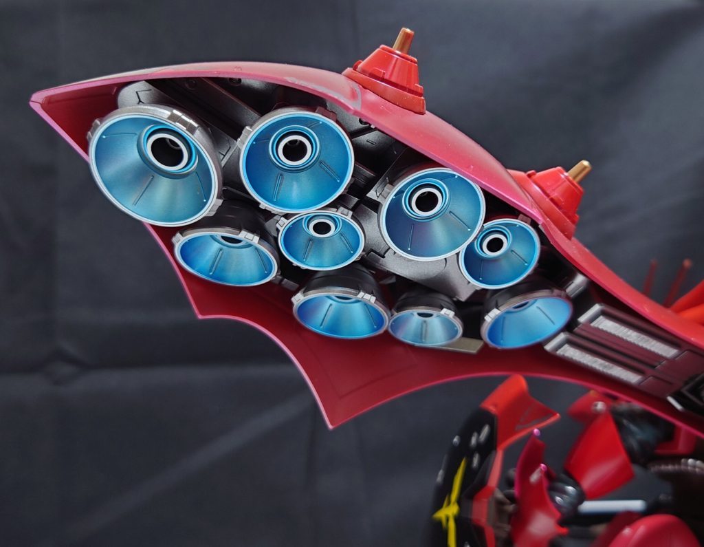 全スラスターをシルバー下地にメタリックブルーでグラデーション塗装背部、リアスカート、脚部と全身スラスターまみれなのでマスキング作業も相まって骨の折れる想いでした(:3_ヽ)_