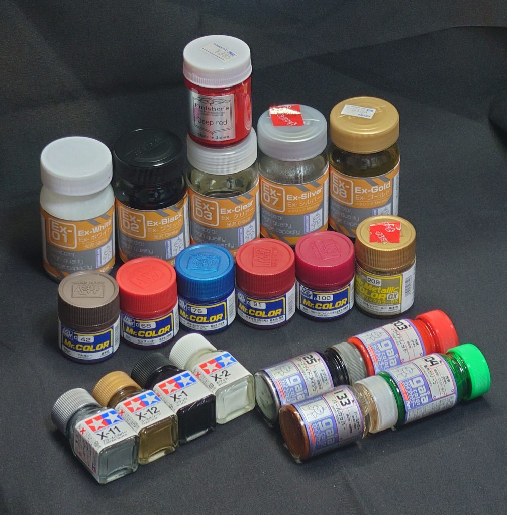 使用した塗料はサザビーとほぼほぼ同じで、腕部と太ももにニュートラルグレーを追加した程度の違いになります