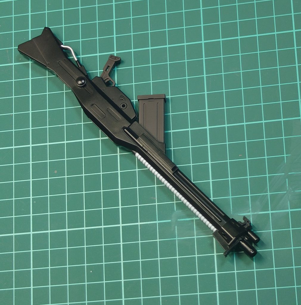 2パーツ構成のビームライフル本体前後の動力パイプ、マガジン、トリガー部分はマスキングをしっかりして塗り分けましたマステ剥がした際に綺麗に塗り分けできてた時は何度味わっても気持ちが良いものです🥰