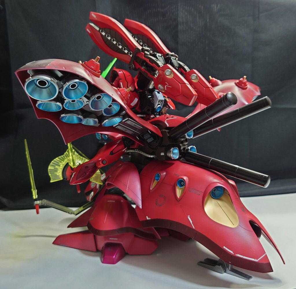 ニューガンダムとの戦闘で下半身が大破したサザビーを火力と機動性向上の為に改修したといったコンセプト機になります
