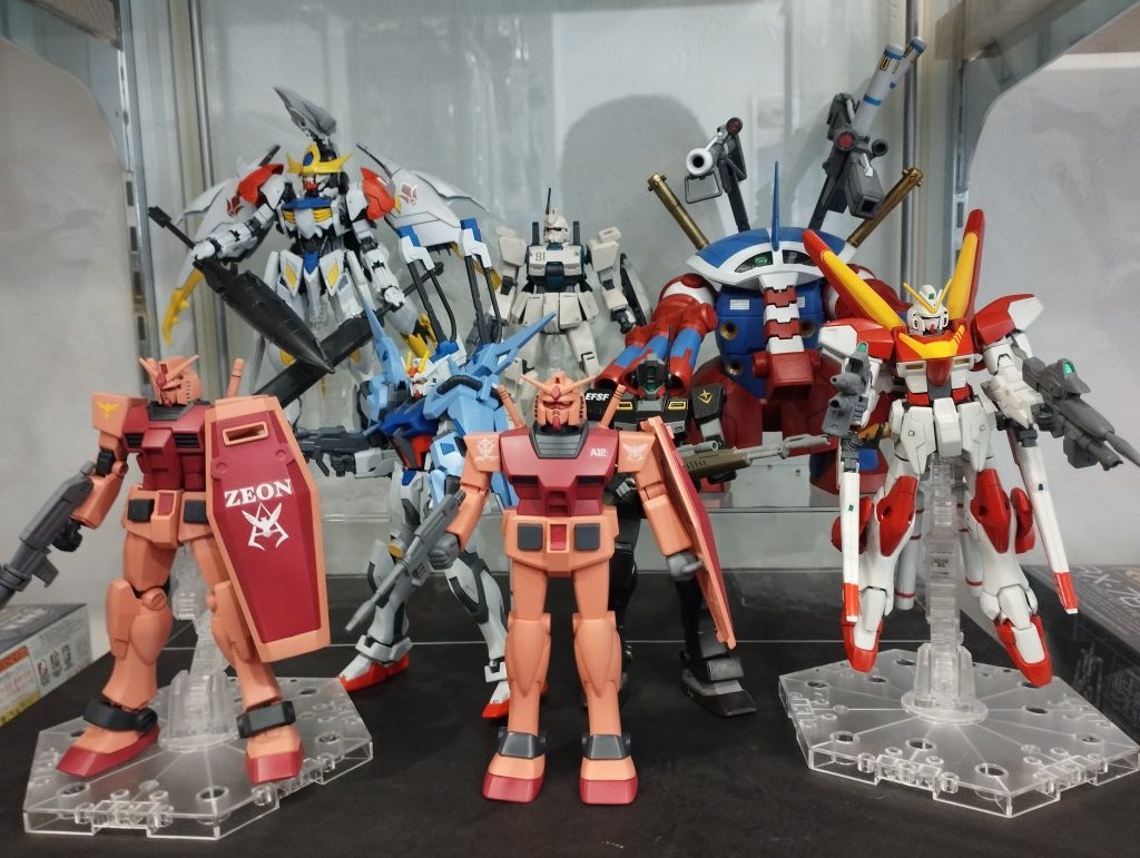 幕張本郷の模型店「ブーストG」さん（@boost_G_shop）に飾らせて頂きました。隣に比較用としてEGガンダムを置きました。