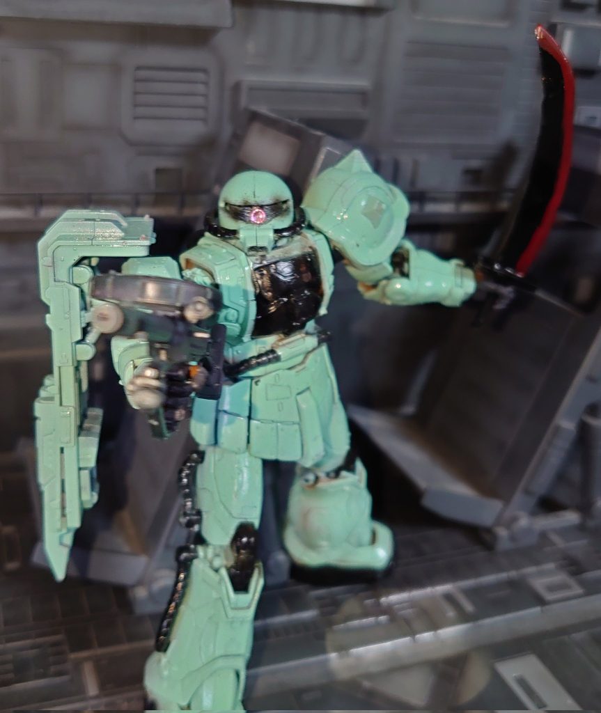 頭は小さかったので旧キットのザク改に変更ヒートソードはランナープラ板モノアイはセリアのジュエルシール