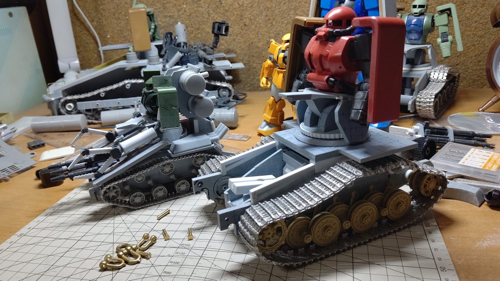 同時に作っていた、1/144のザクタンクと一緒の写真も出てきました！奥にはマウスの足回りで作ったメガザクタンクが…？奥には旧ザクベースのザクタンクまである！お蔵入りしてすっかり忘れてました。…これは何かの機会に完成させてあげたいですね。はい。私はザクタンクが大好きです( ﾉ^ω^)ﾉ！