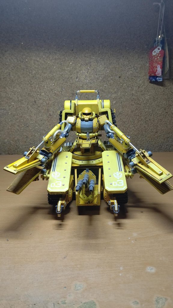 正面です。腕が大きいので迫力ありますね。ザク本体の下、車体部分に動力源が2基あって、クランクシャフトが前部の機動輪に動力を伝えているというのが伝われば幸いです。今の目で見ると、あまりそういう構造が見てわかるくらいでもないのが残念です。 