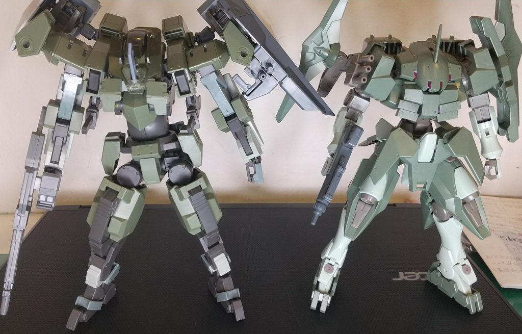 製作理由・カッコいいから・ストジン欲しくてたまらなかったから　⇒★NEW★ ストジンが手に入ったから・劇場版後の設定を考える時に反ELS派の量産機欲しいと思ったから・1000円で売ってたから(定価2750円)左がアーロンライノ、右がストライカージンクスです。似てるか？