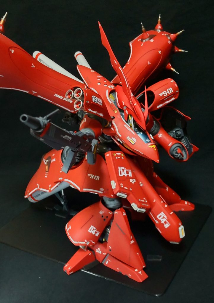 ロングライフルを構えて、まあ、動かないですね😓。ナイチンゲールのロングライフルではこの動きは出来ません、長すぎ、重すぎ、手首がとれる😭、下手したら腕が外れる😓。それにも負けない魅力がこのモデルにはあります。ブンドドしたい方は間違いなくHGをお薦めします。