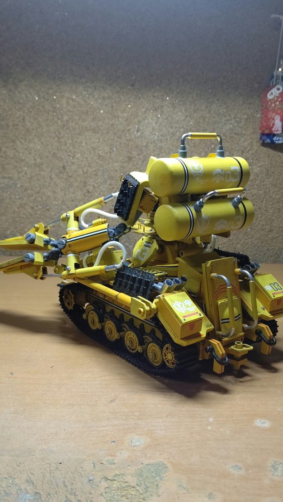 後ろはこんな感じです。この時は、動力源は巨大エンジンだと思っていたので、しっかり排気管を左右につけてます。動力源はザクの真下にあるので、後ろが荷物室になってます。このころ、あまり考えなしで作っていたので、牽引用シャックルはわかるとして、フックが真逆でなんとも恥ずかしいです(´Д` )。