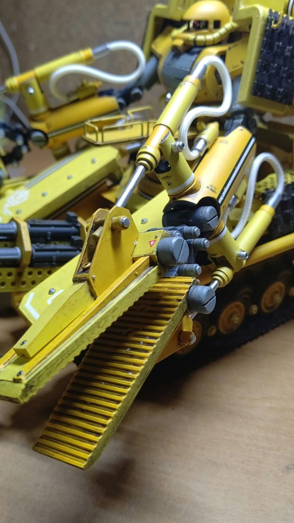 腕はコトブキヤの間接とダンパーを使って可動式です。