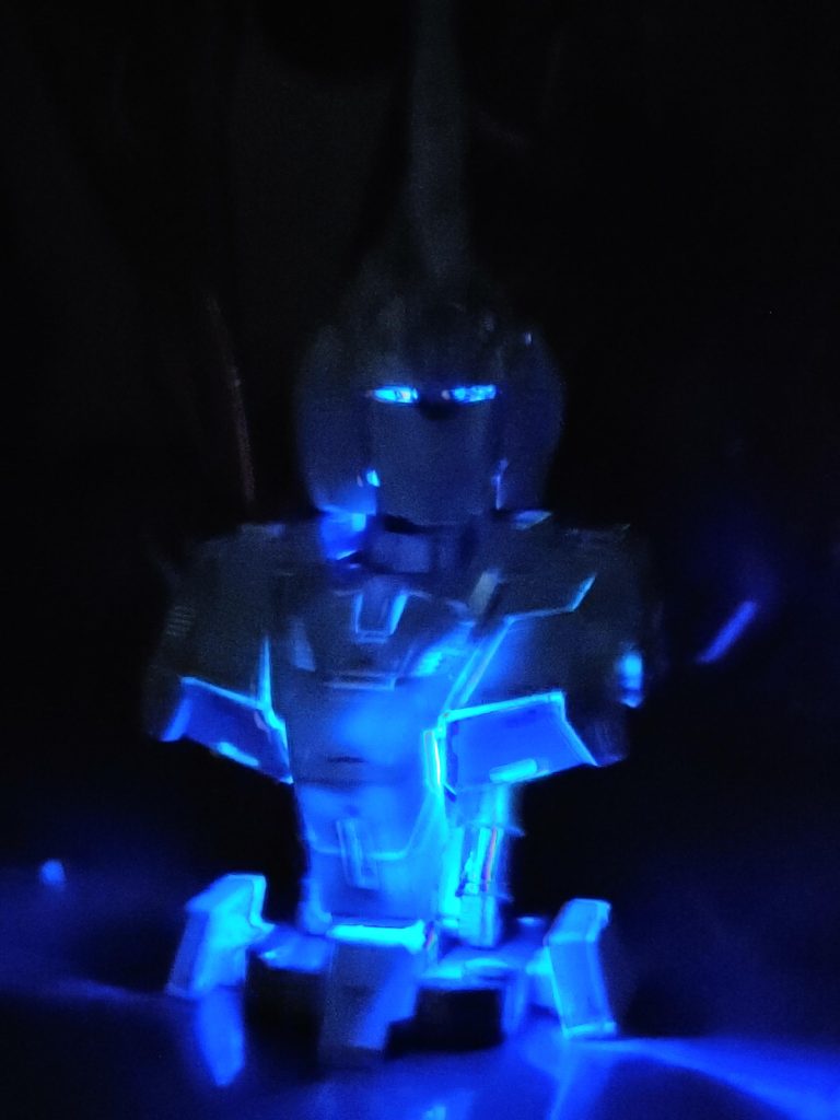 そのうち内部フレームを組んでライティングしたいのですが、試しに別のLED入れてみるとプラの透けが目立ちますね。