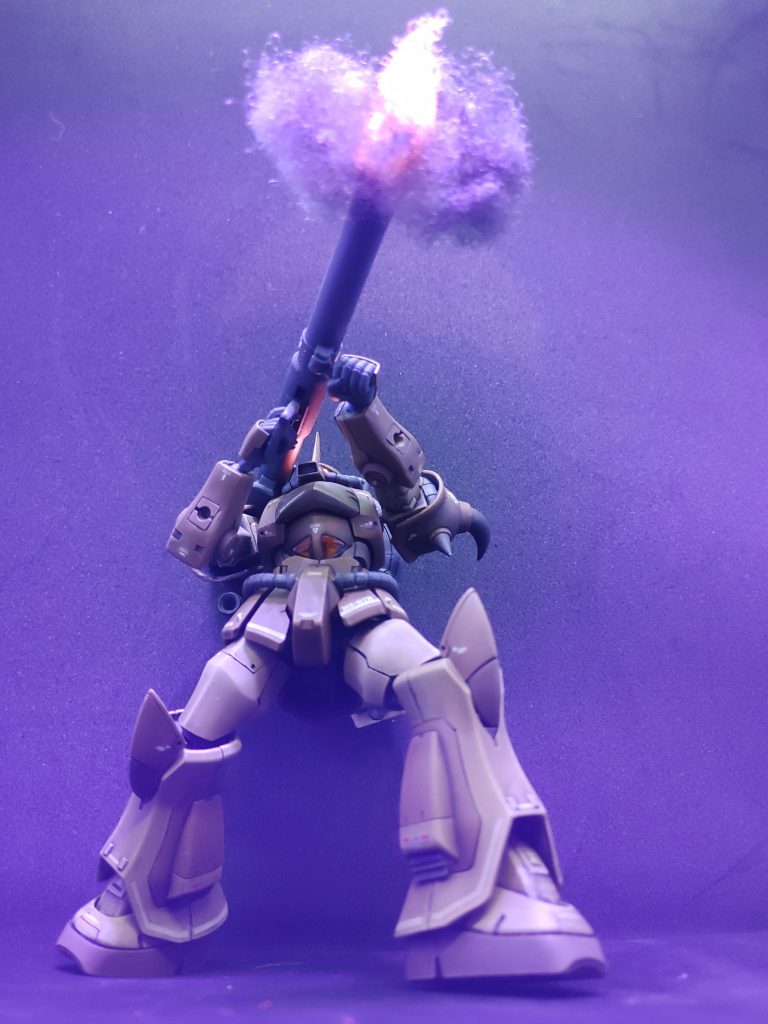 今回もチョコチョコいじっているのですが上からブレードアンテナシャープ化モノアイ電飾、外周アルミパイプでディテールアップ頭をもぐった感じにしたくて首を1mmくらい短縮胸部パーツをパテでボリュームアップコクピットカバーを胸部パーツから腹部パーツへ移設コクピットカバーの後ろに蓄光シールを貼ったけどほとんど光りませんでした😢胴体の各ボールジョイントの付け根にワッシャーみたいにプラパイプを挟んで胴体を延長股のところのパイプの接合部を針金に替えていくらか可動するように肩アーマーのスパイクは一度切り離し段をつけてコトブキヤのスパイクを付けてシャープ化長いスパイクは先端に針金を入れてシャープ化、根元にコトブキヤの丸モールドに穴を空けてくっつけてパテで盛ってディテールアップ肩アーマー裏の接合部を1mmくらい切削しいくらか胴体側に寄せました腕の後ハメ加工腕のヒートロッドの射出パーツを左手のパーツをレジンで複製して左右同じ形に左手のマシンガンはアルミ線を入れて各指自由に動くようにもものパーツはノコを入れてモールドっぽく見えるように合わせ目処理脛のわきのパーツに穴を空けてプラ板で放熱フィンみたいなものを作成バックパック後ろに100均のクリームケースでヒートロッドの収納パーツみたいなものを作成(単なる電池boxです😅)ヒートロッドをスプリングとメタルビーズで延長オリジンザクからバズーカ拝借バズーカの発射表現を綿で表現各所スジ彫り、プラ板チップでディテールアップ白ライン塗装