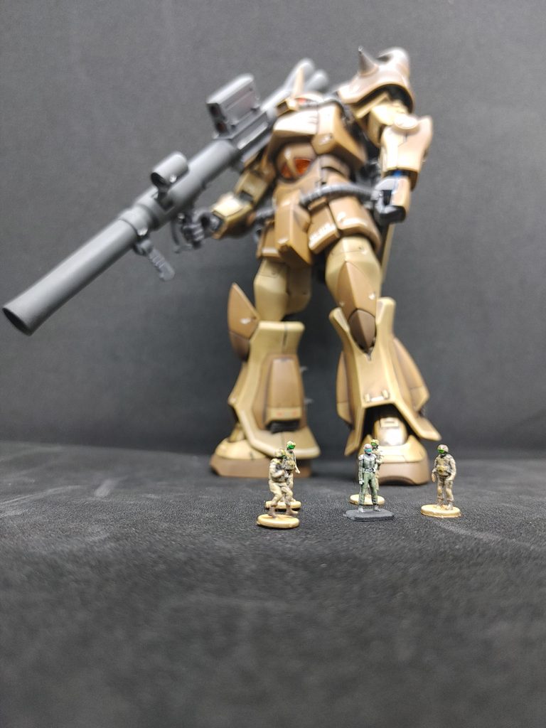 スケール感を出したくて今回はフィギュアも塗装してみました。RGザクのジオン兵と100均山田化学さんの軍人verです。100均恐るべしです。