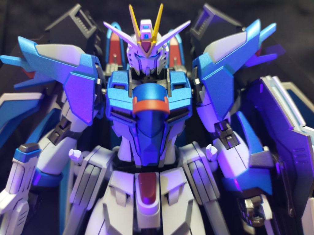 アップの写真がこれしかありませんでした。ブラックライトでセンサーとカメラアイが光るようにしてますがこれだとわかりにくいですね。