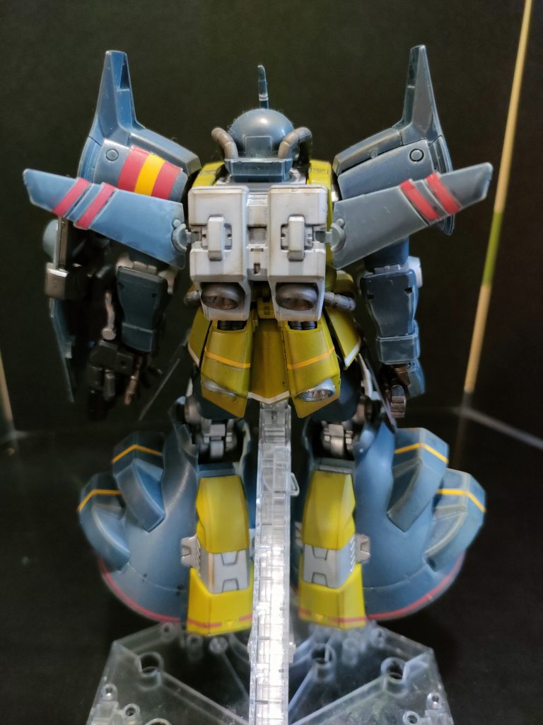 後ろ姿。ちっちゃい羽根が成長途中の昆虫を思わせる