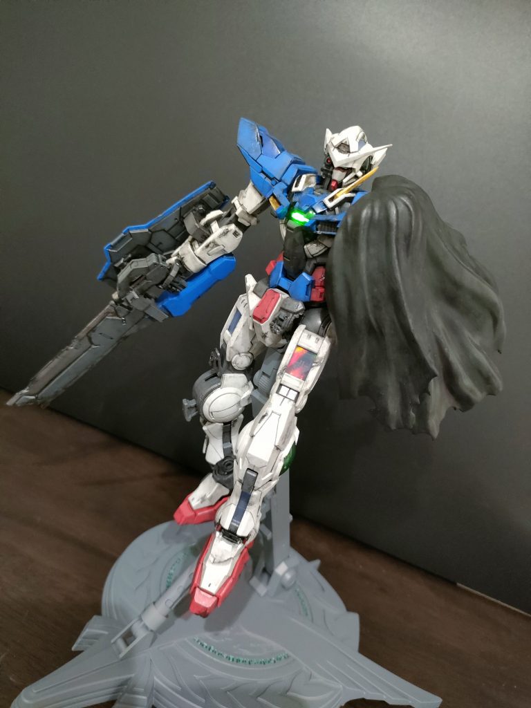 ・各所シャープ化・部分塗装(肩、胸インディブルー)・ダメージ加工・ウェザリング・ちょいちょいアレンジ フロントスカート、アンクルガードはペンチでもぎ取り レンズはひび割れっぽくしてみたり 右膝は形状変更 GNソードはメッキのものを刃こぼれ加工(質感お気に入り)