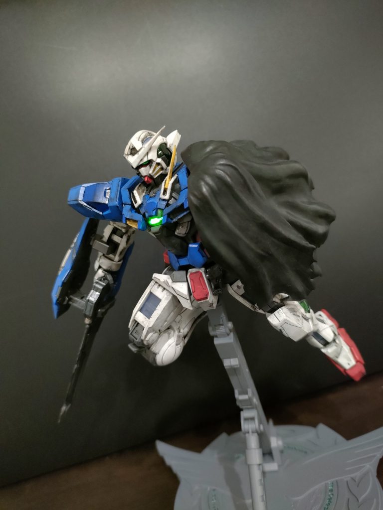 関節がゆるゆるでポーズの保持が厳しめ。マントがもう少し表情つけられるといいんだけれども…しかし、半壊のメカは男心をくすぐりますよね!!