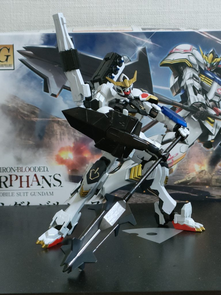 メイスがあるので近距離攻撃、ファンネルと同時攻撃。相手の攻撃は左腕のガントレットで防御。