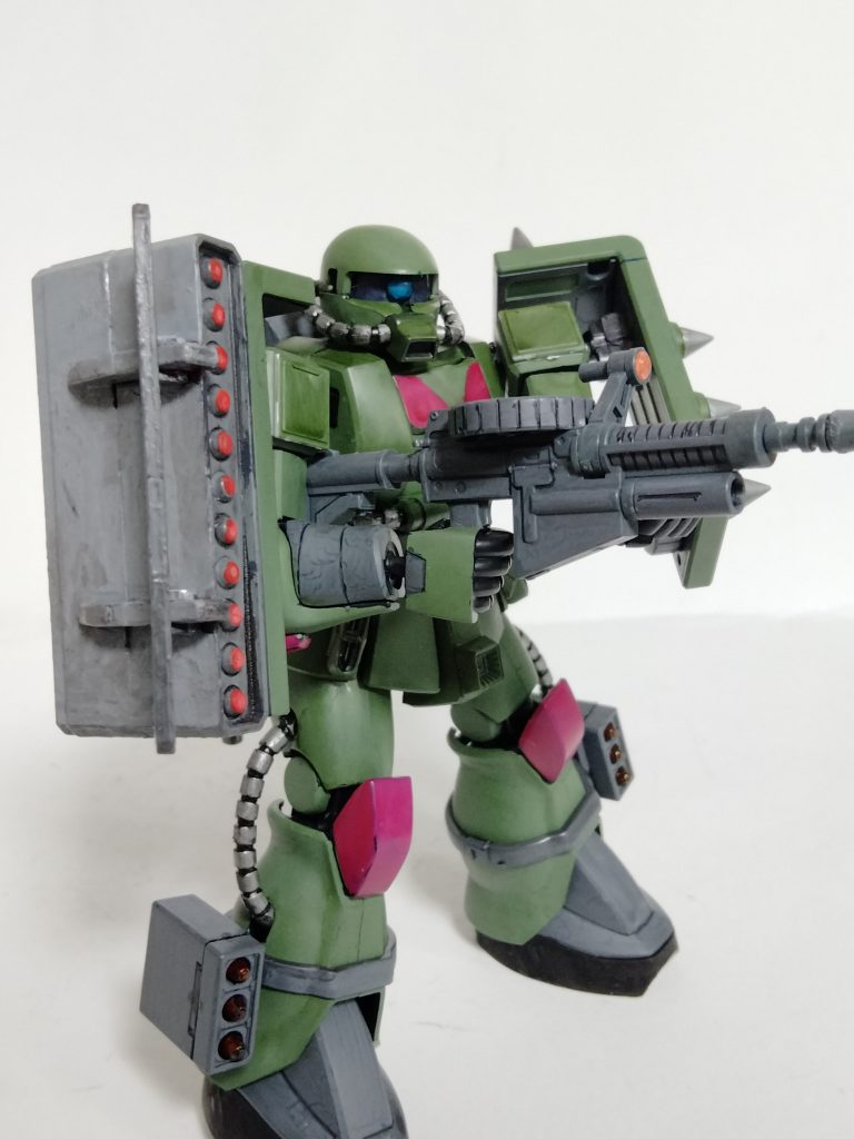 右肩のミサイルランチャーもレオパルドデストロイのものです長さがピッタリなので、いつかザクに装着させたくてパーツ温存してましたザクマシンガンはF2型を採用