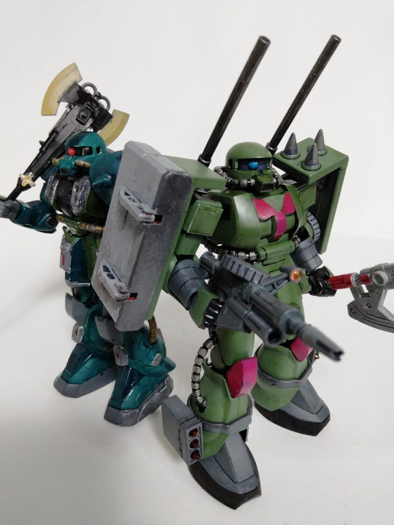 前回のザクが両肩スパイクやったので、こちらはシールドにしてますモノアイは市販の物をそのまま付けても色が分かりにくかったので、マーカーのコスモブルーを塗ってます