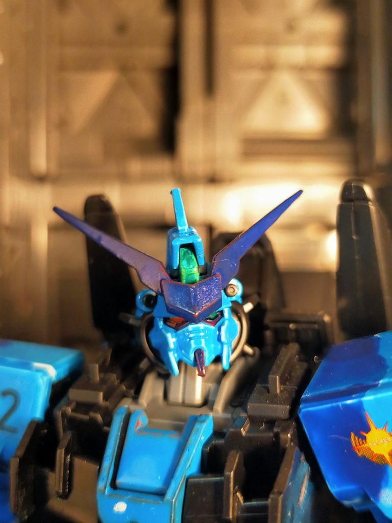 デュアルアイは赤緑のオッドアイ。デュアルアイがわかりやすいように航空灯の逆の色にしている。この機体を知っている者からレッドアイという異名を持つ。
